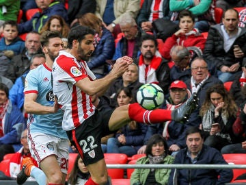 Raúl García, ante Sergi Gómez