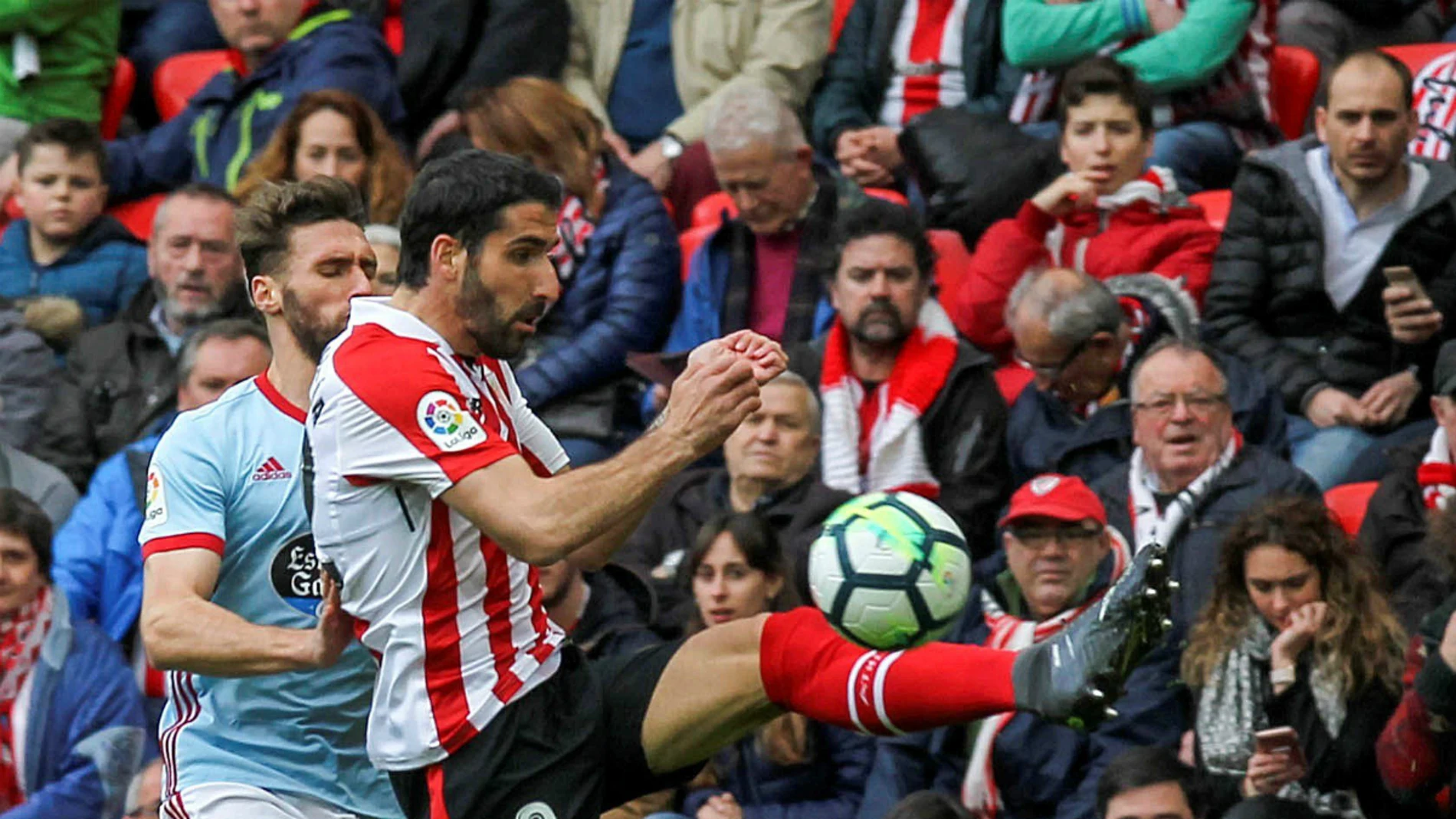 Raúl García, ante Sergi Gómez Raúl García, ante Sergi Gómez