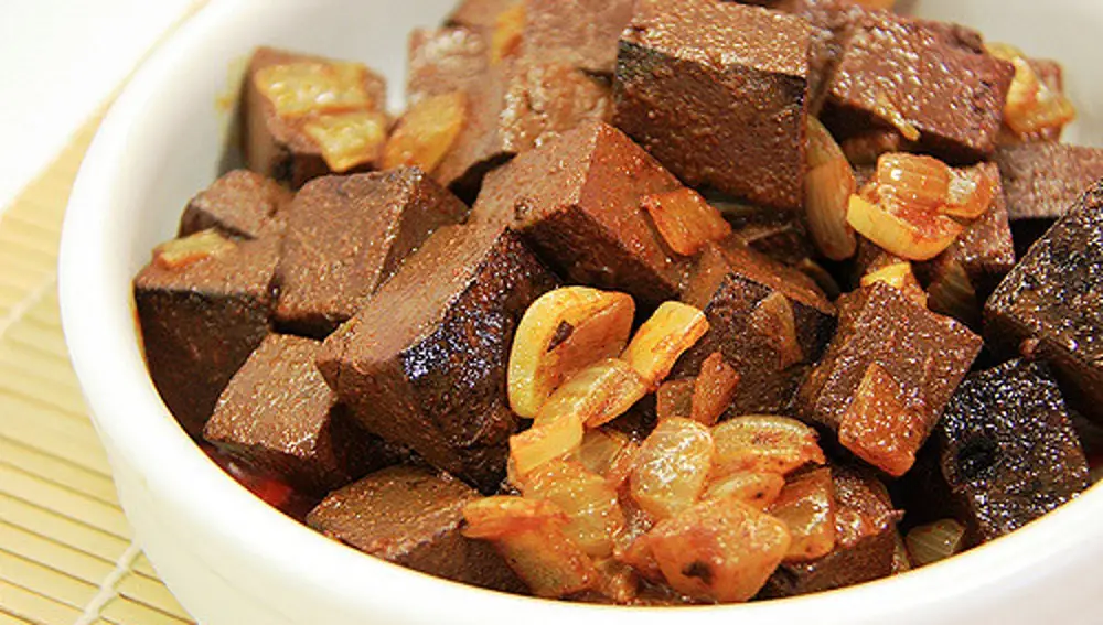 La cazuelita de sangre encebollada.