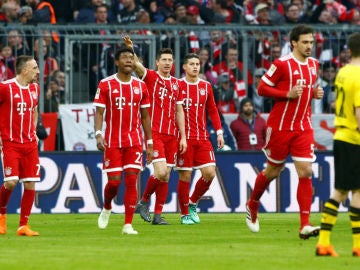 El Bayern celebra un gol ante el Borussia Dortmund