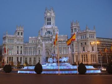 El Ayuntamiento de Madrid y la Cibeles, teñidos de azul