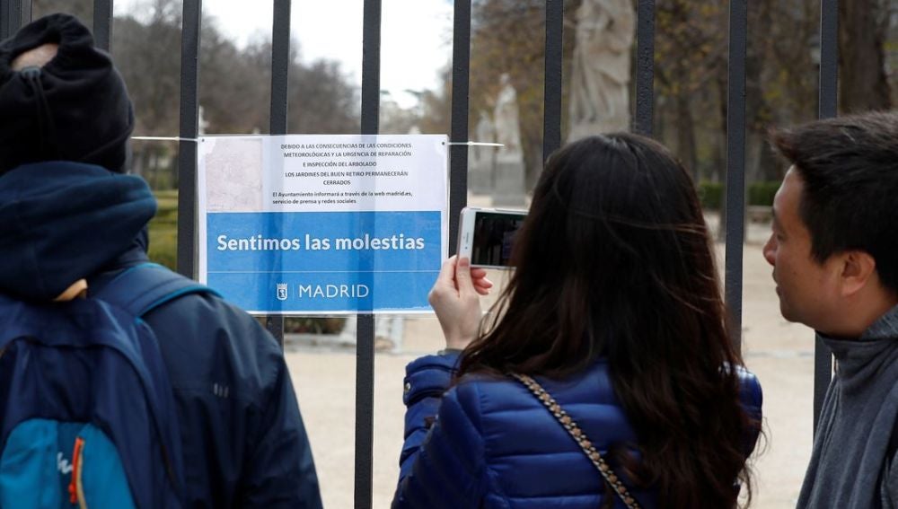 Imagen del parque de El Retiro cerrado