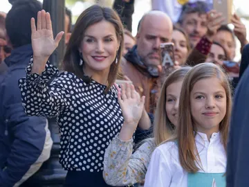 La reina Letizia con sus hijas La reina Letizia con sus hijas