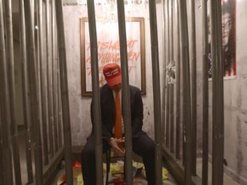 Un 'Donald Trump' encarcelado y rodeado de ratas