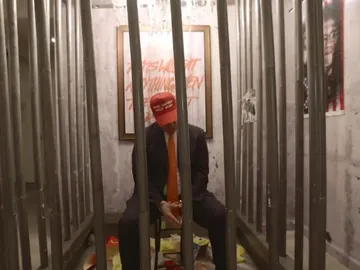 Un 'Donald Trump' encarcelado y rodeado de ratas Un 'Donald Trump' encarcelado y rodeado de ratas