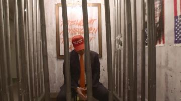 Un 'Donald Trump' encarcelado y rodeado de ratas