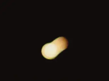 Imagen de archivo de un asteroide pasando sobre la Tierra Imagen de archivo de un asteroide pasando sobre la Tierra
