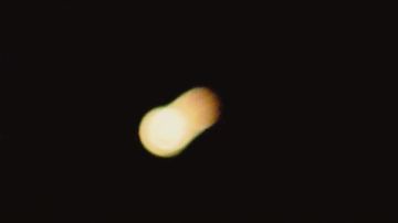Imagen de archivo de un asteroide pasando sobre la Tierra