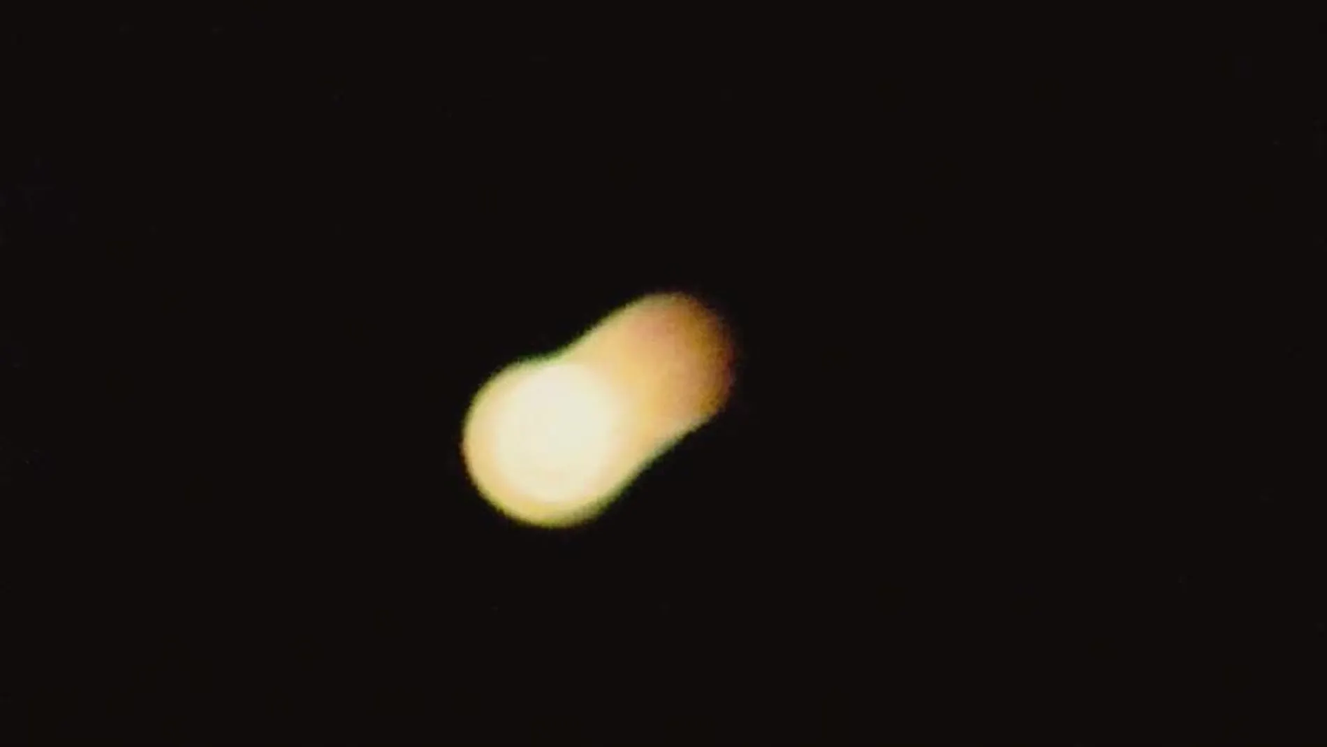 Imagen de archivo de un asteroide pasando sobre la Tierra Imagen de archivo de un asteroide pasando sobre la Tierra