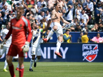 Ibrahimovic celebra un gol con los Galaxy