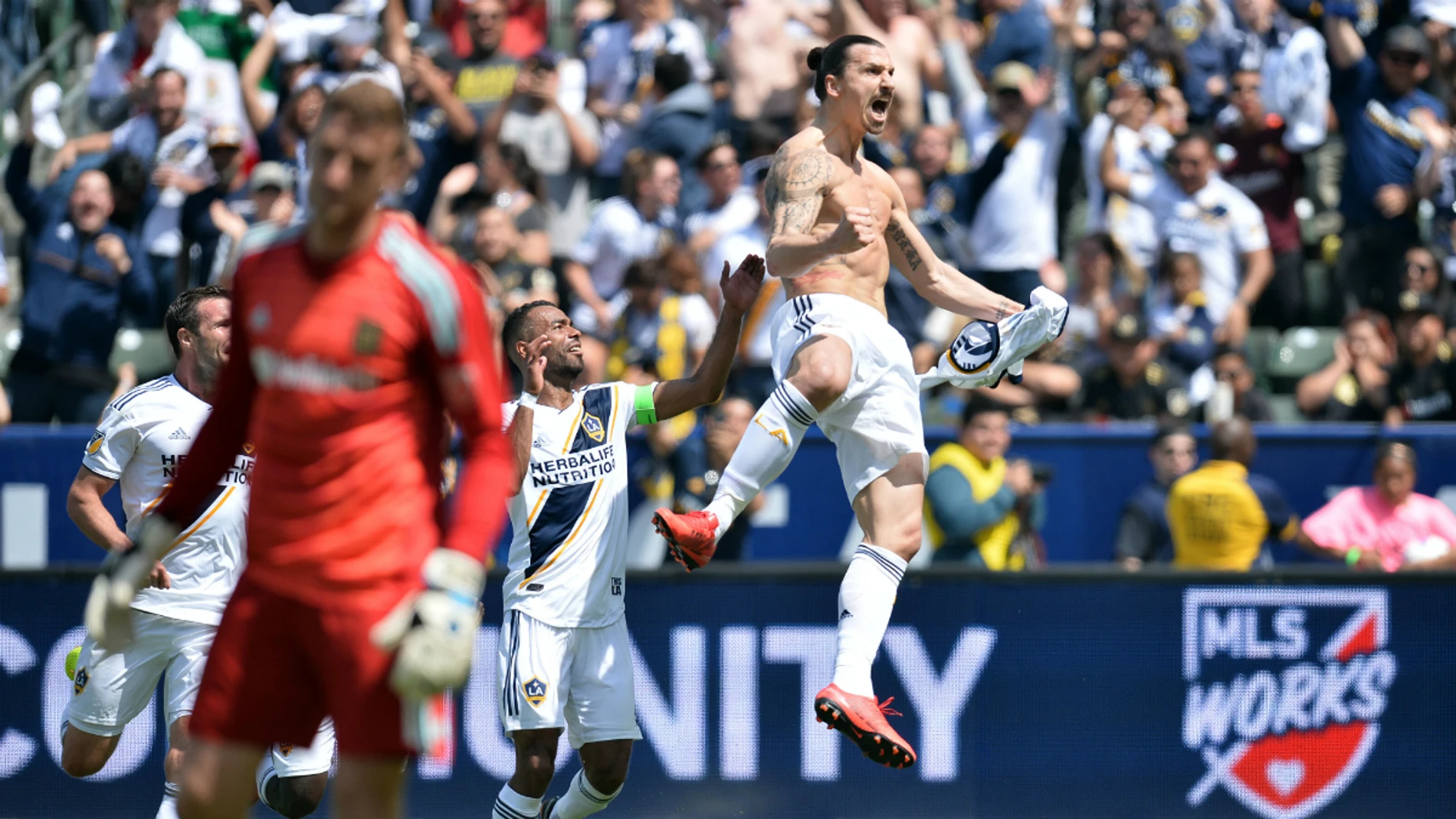 Ibrahimovic celebra un gol con los Galaxy Ibrahimovic celebra un gol con los Galaxy