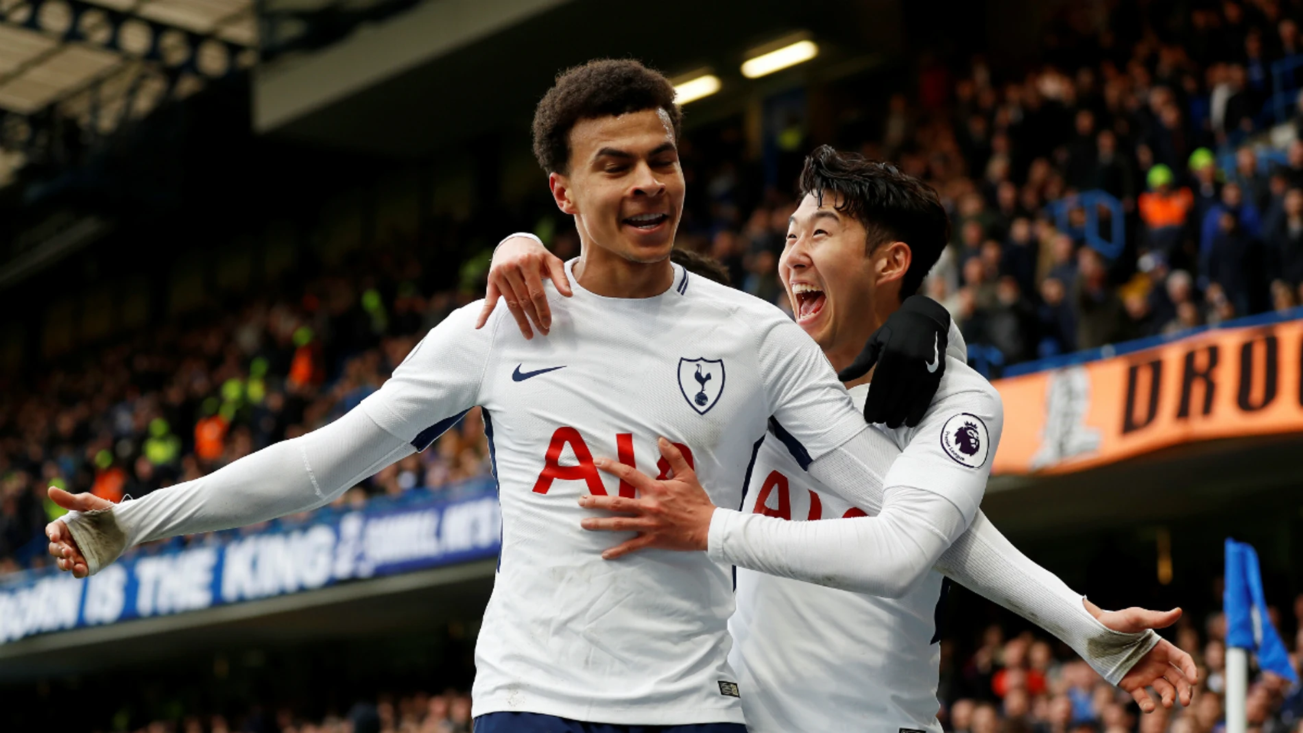 Dele Alli celebra un gol con Son Dele Alli celebra un gol con Son