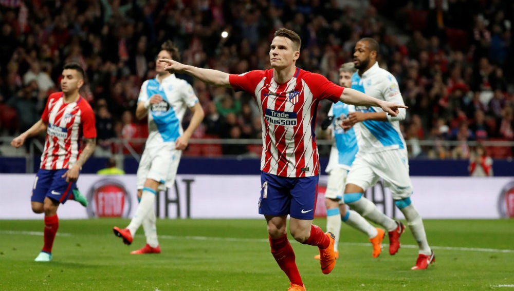 Gameiro celebra un gol con el Atlético
