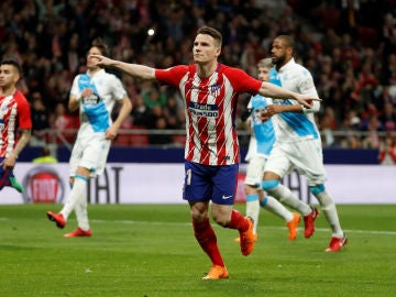 Gameiro celebra un gol con el Atlético