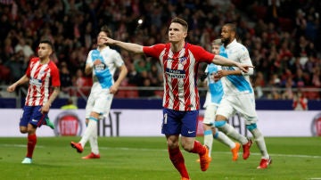 Gameiro celebra un gol con el Atlético