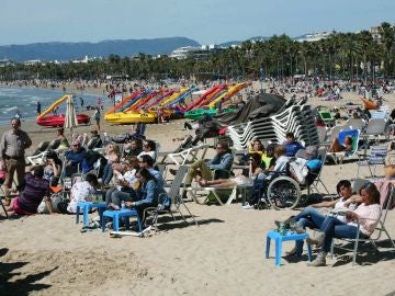 La playa de Salou repleta de gente tomando el sol
