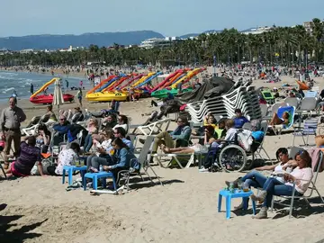 La playa de Salou repleta de gente tomando el sol La playa de Salou repleta de gente tomando el sol