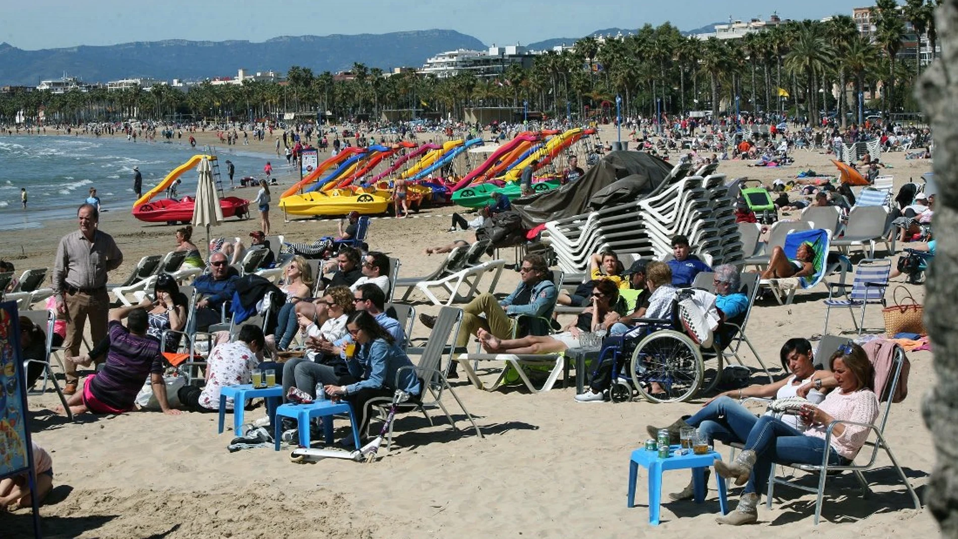 La playa de Salou repleta de gente tomando el sol La playa de Salou repleta de gente tomando el sol