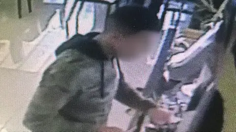 El camarero de un bar en coma tras una brutal agresión El camarero de un bar en coma tras una brutal agresión