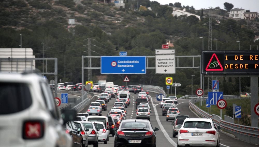 Vista de las retenciones en la C-32 al la altura de Sitges (Barcelona)