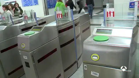 Imagen de archivo de la entrada al metro de Gran Vía en Madrid Los tornos del futuro llegan a la estación de metro de Gran Vía