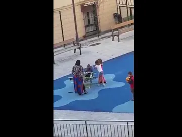 Las dos niñas golpean al menor en un parque de Bilbao Las dos niñas golpean al menor en un parque de Bilbao