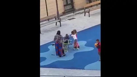 Las dos niñas golpean al menor en un parque de Bilbao Las dos niñas golpean al menor en un parque de Bilbao