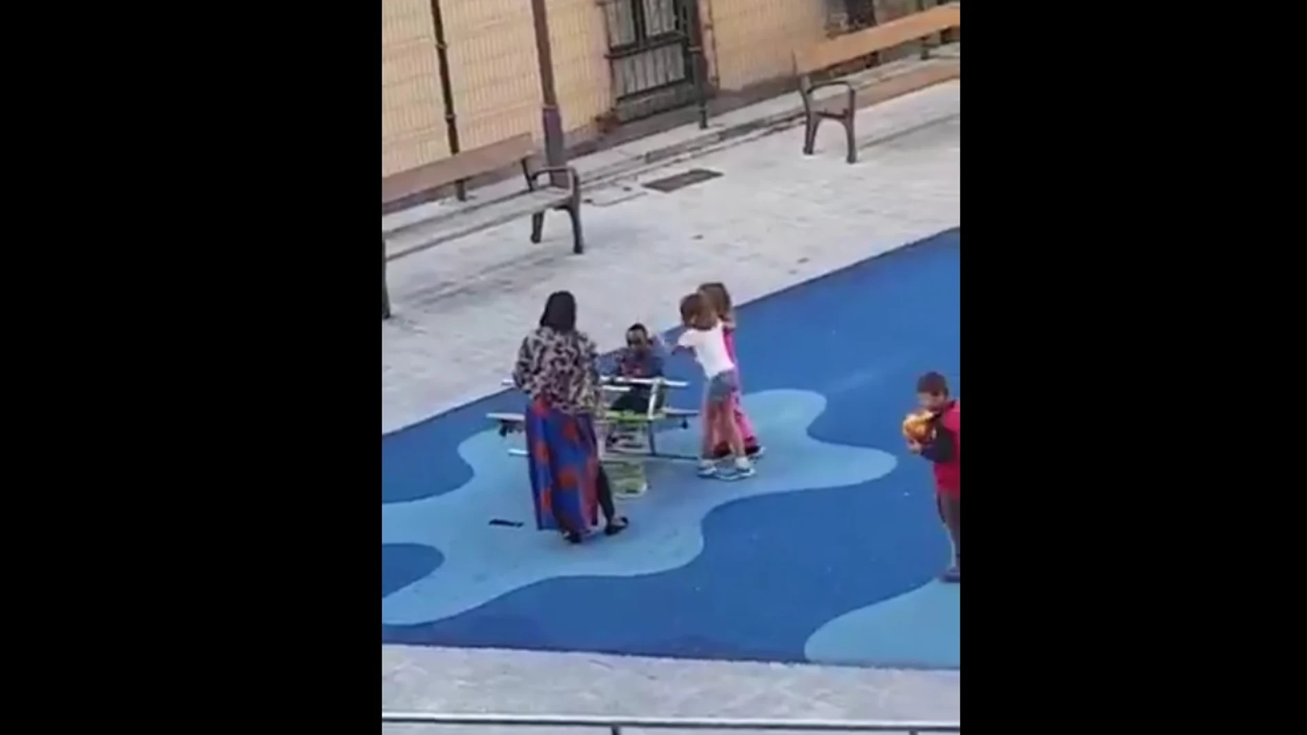 Las dos niñas golpean al menor en un parque de Bilbao Las dos niñas golpean al menor en un parque de Bilbao