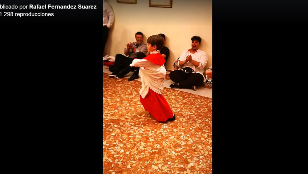 El vídeo de este pequeño se hace viral en Semana Santa
