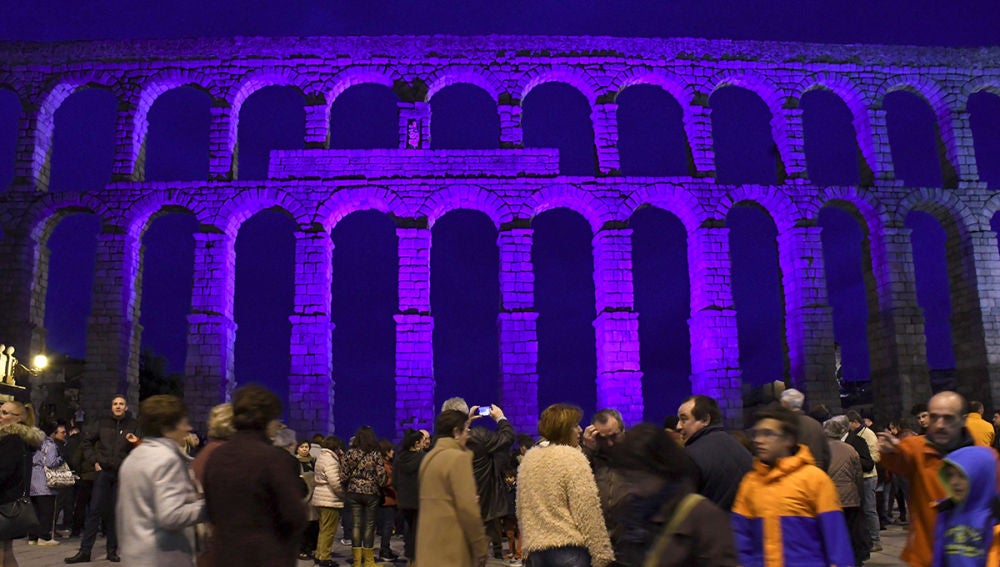 El acueducto de Segovia se ilumina de azul