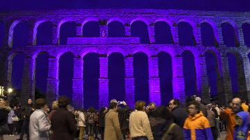 El acueducto de Segovia se ilumina de azul