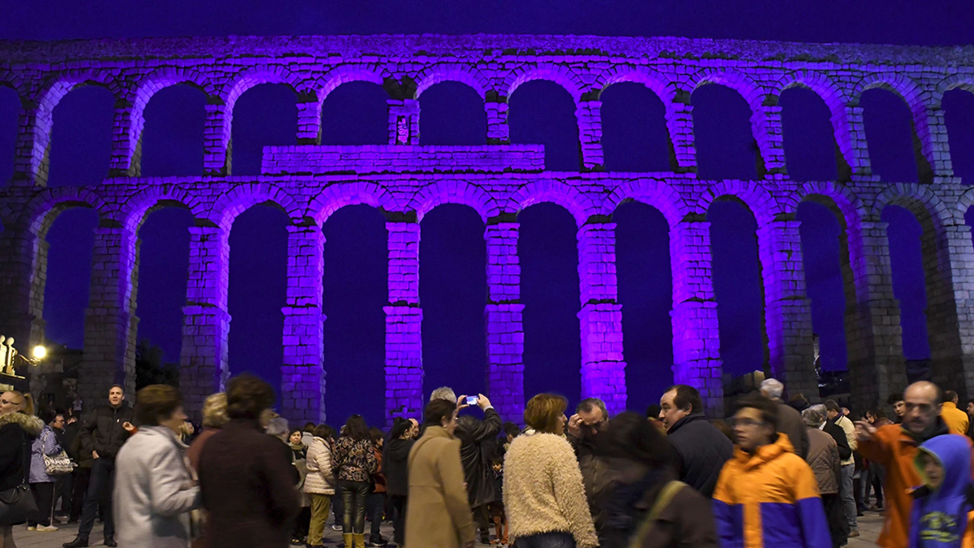 El acueducto de Segovia se ilumina de azul El acueducto de Segovia se ilumina de azul