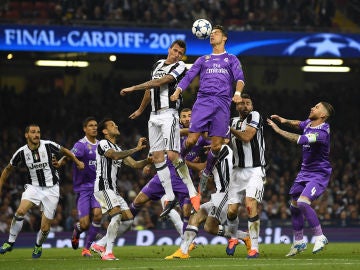 Cristiano intenta rematar un balón ante la Juventus en Cardiff