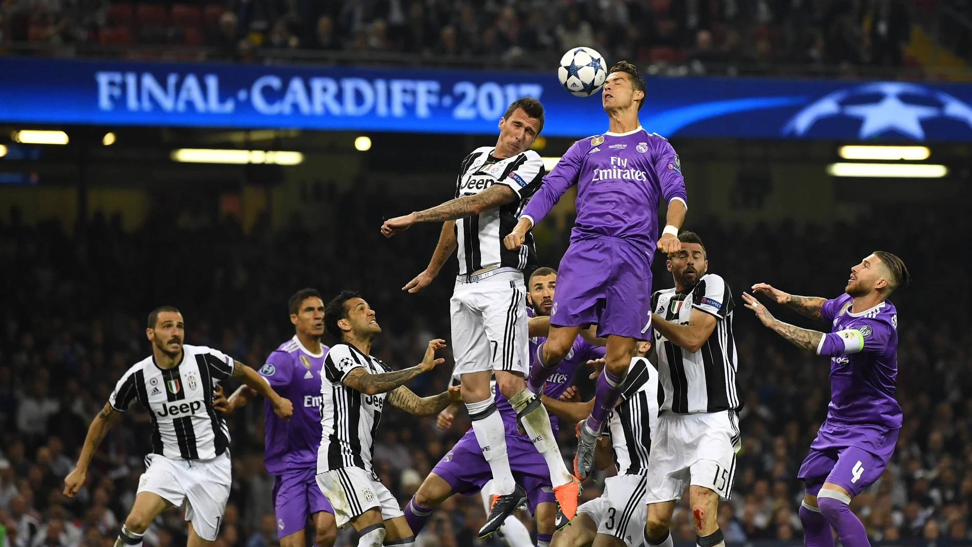 Cristiano intenta rematar un balón ante la Juventus en Cardiff