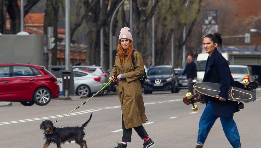 Blanca Suárez con su perro Pistacho y su amiga Natalia 