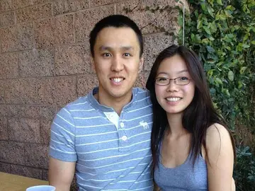 Yihong Peng, acusado de matar a su madre y herir gravemente a su padre Yihong Peng, acusado de matar a su madre y herir gravemente a su padre