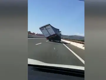 Vuelcan dos camiones en la carretera A-7 por fuertes rachas de viento. Vuelcan dos camiones en la carretera A-7 por fuertes rachas de viento.