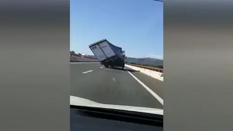 Vuelcan dos camiones en la carretera A-7 por fuertes rachas de viento. Vuelcan dos camiones en la carretera A-7 por fuertes rachas de viento.