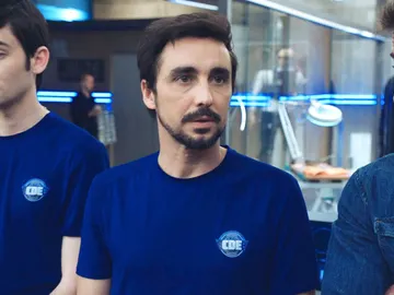 Rafita Carmona se marcha del 'Cuerpo de Élite' acompañado por alguien Rafita Carmona se marcha del 'Cuerpo de Élite' acompañado por alguien