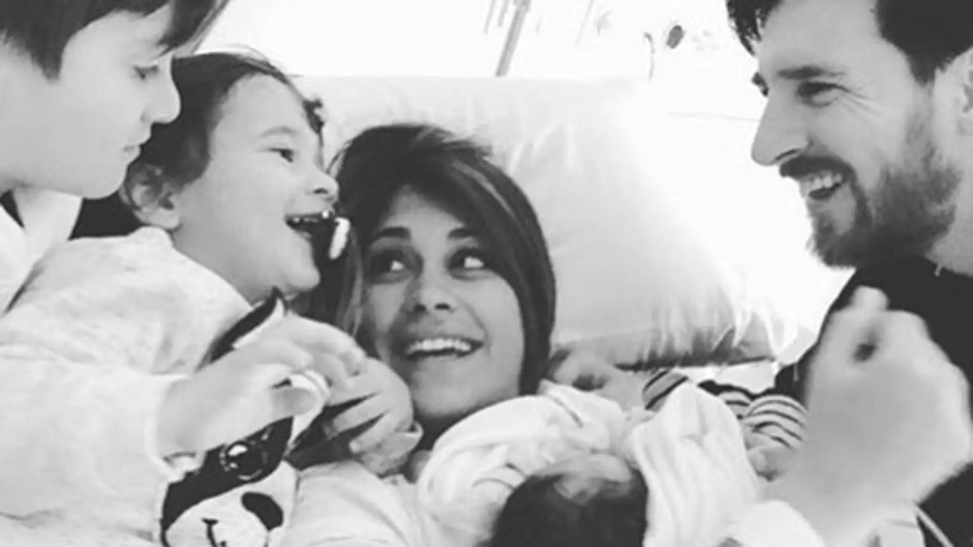 Leo Messi y Antonella Roccuzzo con sus hijos