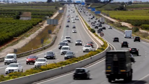 Vista general del tráfico en una autovía española Vista general del tráfico en una autovía española