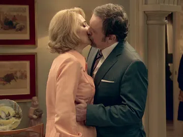 Ernesto besa a Matilde demostrándole su amor más sincero Ernesto besa a Matilde demostrándole su amor más sincero