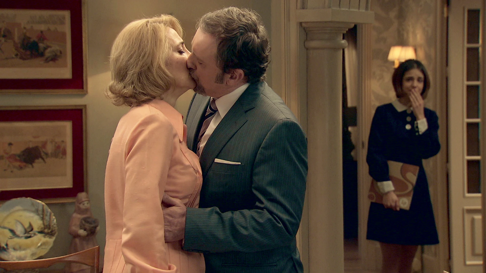 Ernesto besa a Matilde demostrándole su amor más sincero