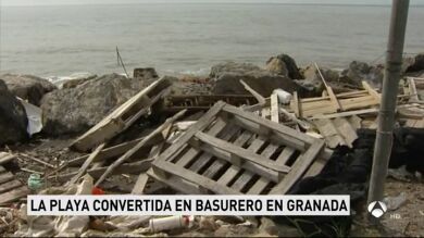 Denuncian que la primera línea de playa en la costa granadina de Albuñol se ha convertido en un 'vertedero'