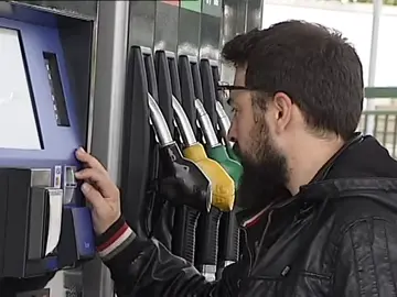 Un comité de expertos apuesta por disparar los impuestos al diésel y a la gasolina para incentivar híbridos y eléctricos Un comité de expertos apuesta por disparar los impuestos al diésel y a la gasolina para incentivar híbridos y eléctricos