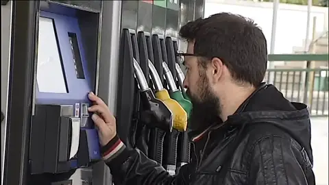 Un comité de expertos apuesta por disparar los impuestos al diésel y a la gasolina para incentivar híbridos y eléctricos Un comité de expertos apuesta por disparar los impuestos al diésel y a la gasolina para incentivar híbridos y eléctricos