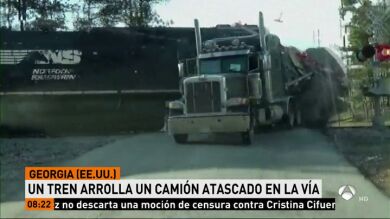 Un tren arrolla a un camión que se quedó atascado en las vías 