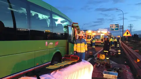 Imagen del 112 del accidente entre un autobús y dos camiones en Pinto Imagen del 112 del accidente entre un autobús y dos camiones en Pinto