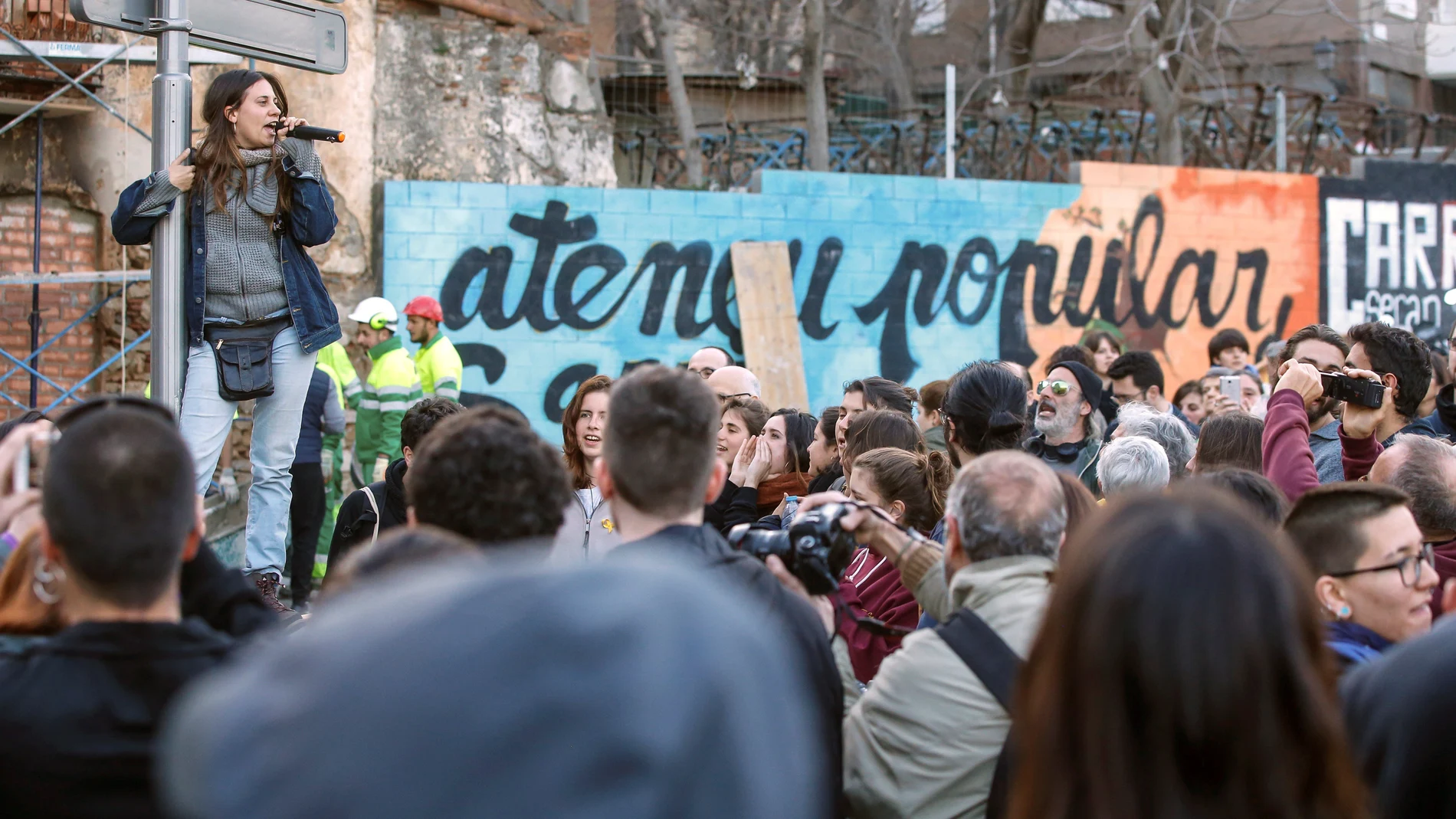 Manifestación llevada a cabo ante el Ateneu Popular de Sarrià contra el incendio Manifestación llevada a cabo ante el Ateneu Popular de Sarrià contra el incendio