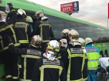 Un autobús de pasajeros impacta contra un camión en la A-4 a su paso por la localidad madrileña de Pinto Un autobús de pasajeros impacta contra un camión en la A-4 a su paso por la localidad madrileña de Pinto